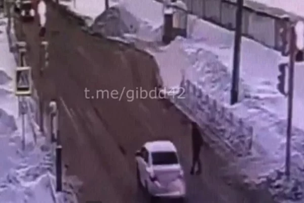 Кузбассовца едва не сбили на пешеходном переходе: момент попал на видео