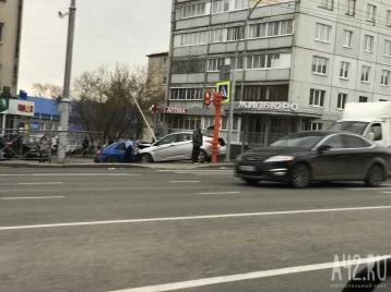 Фото: В центре Кемерова иномарка снесла столб 1
