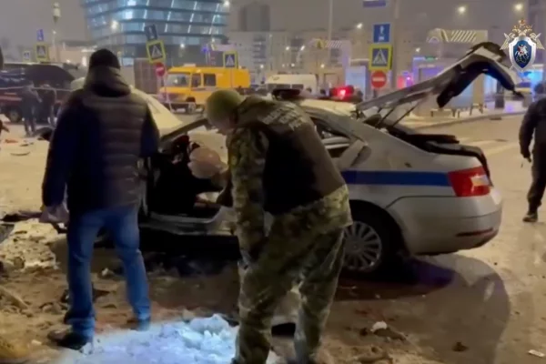 СК показал кадры с места взрыва автомобиля ДПС у Савеловского вокзала в Москве