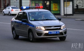 В Новокузнецке двое мужчин проехали на крыше автомобиля