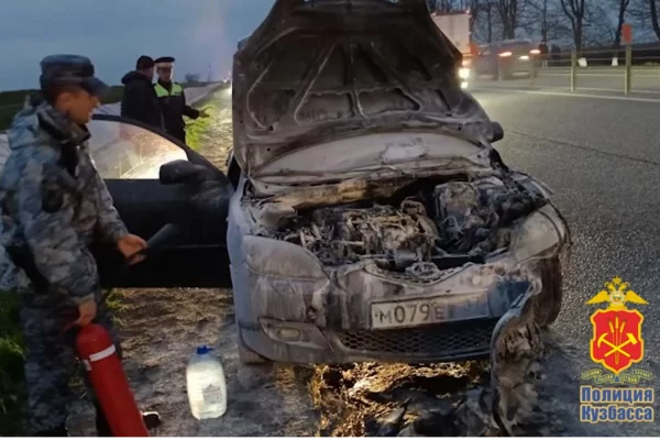 Кузбасские полицейские потушили горящий автомобиль на трассе в Кабардино-Балкарии