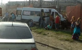 В Челябинске маршрутка врезалась в бетонный забор: пострадали 12 человек