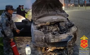 Кузбасские полицейские потушили горящий автомобиль на трассе в Кабардино-Балкарии
