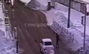 Кузбассовца едва не сбили на пешеходном переходе: момент попал на видео