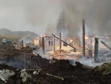Фото: Крупный пожар в кузбасском посёлке попал на видео 1