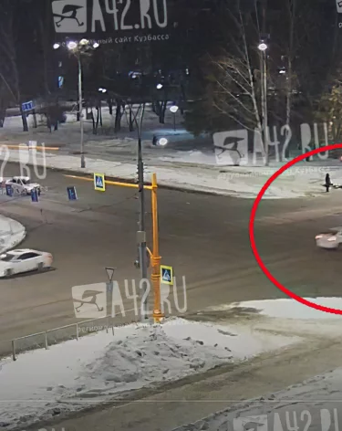 Дорожная камера записала аварию на перекрестке Химиков — Строителей в Кемерове