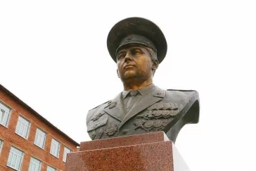 Фото: В Кемерове установили бюст Героя Кузбасса Игоря Якунина 2