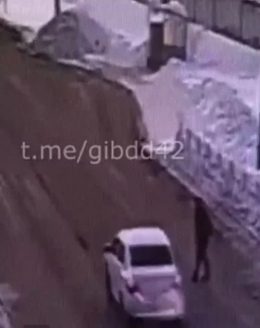 Кузбассовца едва не сбили на пешеходном переходе: момент попал на видео
