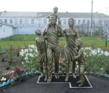 Фото: Скульптуру многодетной семьи установили в одной из колоний Кузбасса 1