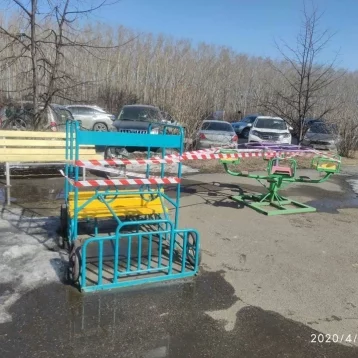 Фото: В Новокузнецке детские площадки огородили сигнальными лентами 5