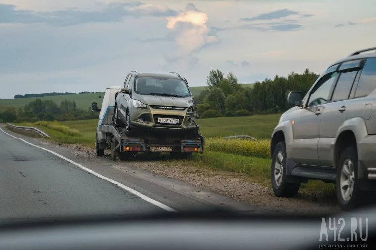 Фото: По дороге на Кемерово в Новосибирской области минивэн вылетел с трассы 3
