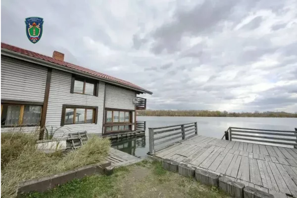 В Новокузнецке суд запретил работу гостиницы на берегу водного карьера