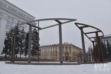 Фото: В Кемерове на площади Советов начали собирать ель за 18 млн рублей 1