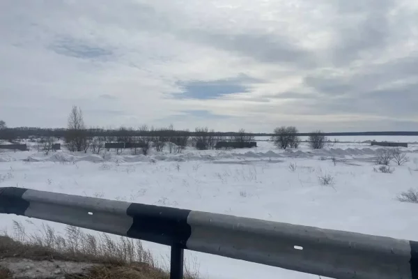 В Кемерове на территории старого аэропорта начали сооружать снежный вал для защиты от паводка