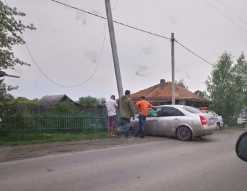 Фото: В Кировском районе Кемерова иномарка влетела в столб 1