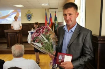 Фото: Кемеровчанин награждён медалью СУ СКР за спасение женщины с двумя детьми 1