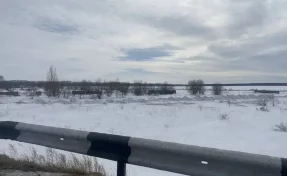 В Кемерове на территории старого аэропорта начали сооружать снежный вал для защиты от паводка