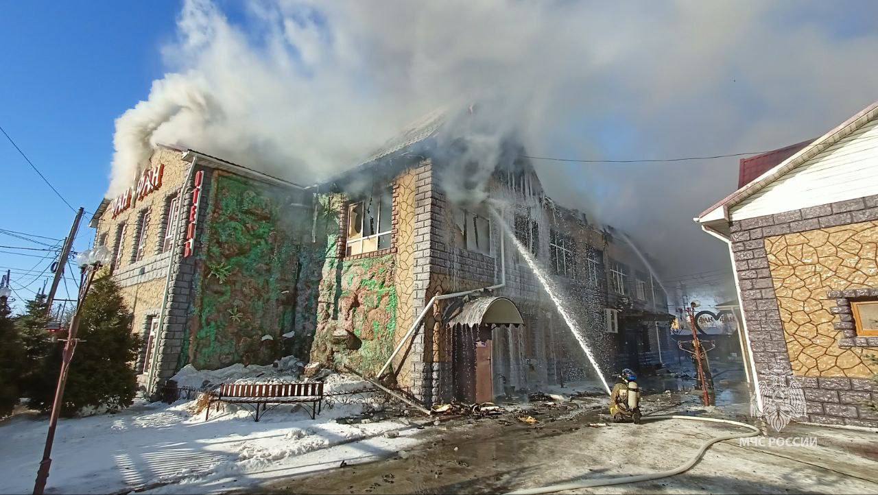 В Омске произошёл пожар в двухэтажном ресторанно-гостиничном комплексе 