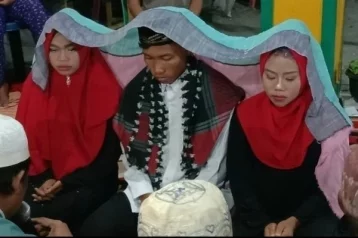 Фото: Индонезиец из жалости женился на двух девушках 1