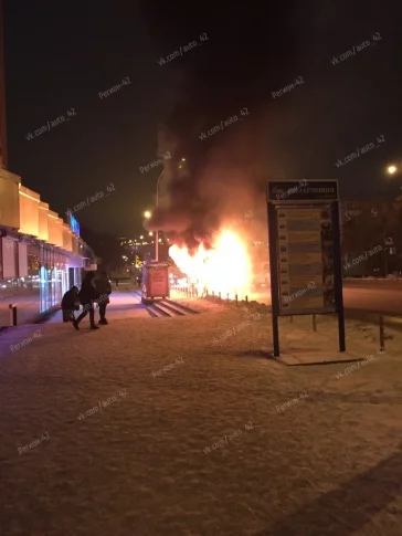 Фото: В центре Кемерова сгорела маршрутка 4