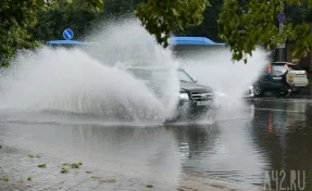 Лужи в ТРЦ и пробки в 9 баллов: Новокузнецк затопило ливнем