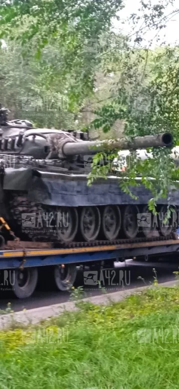 Фото: Очевидцы: в Кемерове танк снёс дорожный знак 2