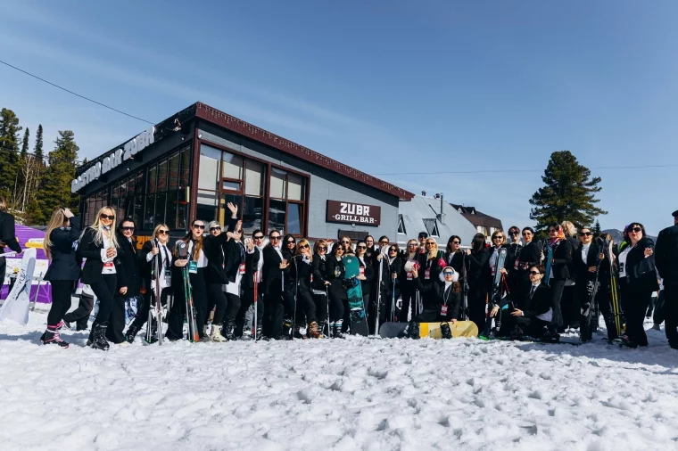 Фото: Женщины-предприниматели установили всероссийский рекорд: спуск на лыжах и сноубордах в деловых костюмах в Шерегеше 2