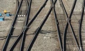 В Кузбассе работница железной дороги предотвратила столкновение поезда с грузовиком