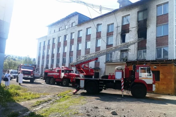 В Кузбассе огнеборцы спасли 11 человек на пожаре в жилом доме