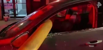Фото: В Нью-Йорке пожарные разбили окна припаркованного авто, чтобы протянуть шланг 1