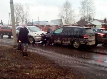 Фото: В Кемерове лоб в лоб столкнулись две иномарки 1