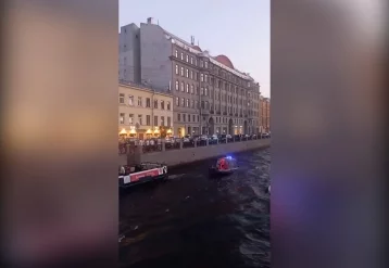 Фото: Два человека выпали за борт прогулочного теплохода в Санкт-Петербурге 1