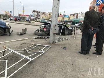 Фото: В Кемерове столкнувшиеся минивэн и легковушка снесли пешеходное ограждение 3