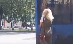 В Кузбассе пассажиры не пустили в автобус женщину без маски