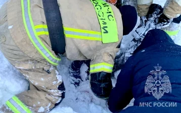 Фото: В Томской области подросток попал в больницу после схода снега с крыши. Мальчика откапывали спасатели  3
