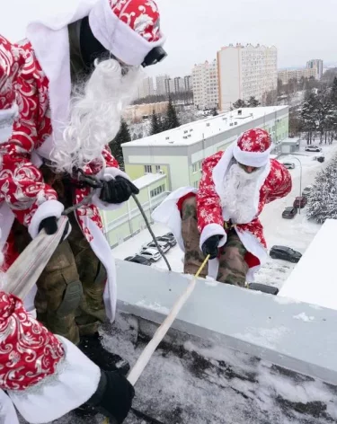 «Волшебный десант» Дедов Морозов спустился к детям в кемеровскую больницу