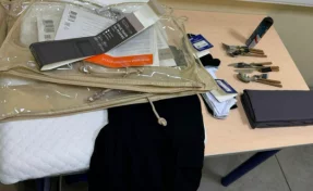 22-летний кузбассовец пытался пронести мимо кассы столовые приборы, дезодорант и носки