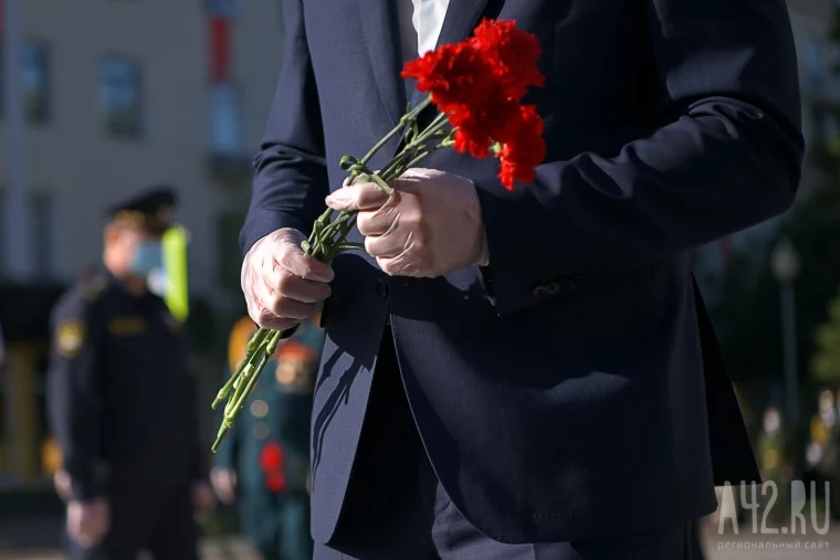 Фото: Губернатор Кузбасса возложил цветы к Мемориалу Славы в День памяти и скорби 6