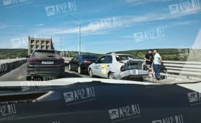 Примерно часовая пробка образовалась на Кузбасском мосту в Кемерове из-за ДТП