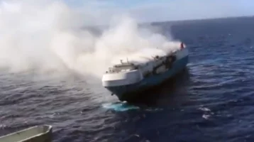 Фото: В Тихом океане загорелось судно, перевозившее 3,5 тысячи автомобилей Nissan 1