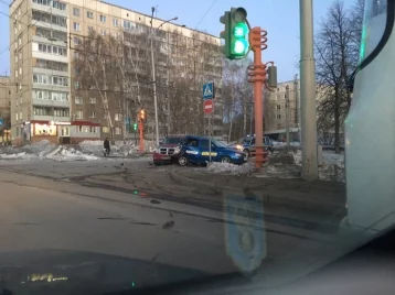Фото: На кемеровском перекрёстке серьёзно столкнулись Dodge и такси LADA Kalina 1