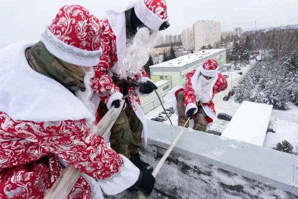 «Волшебный десант» Дедов Морозов спустился к детям в кемеровскую больницу