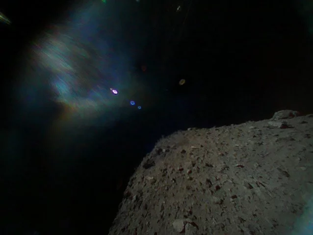 Фото: Опубликованы первые в истории снимки с поверхности астероида Рюгу 2