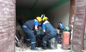 В Кемерове спасатели пришли на помощь пенсионерке, упавшей в погреб