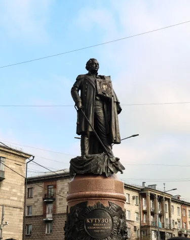 В Новокузнецке торжественно открыли памятник Михаилу Кутузову