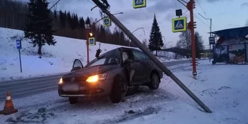 Фото: В Кузбассе два человека пострадали после наезда на опору освещения 1