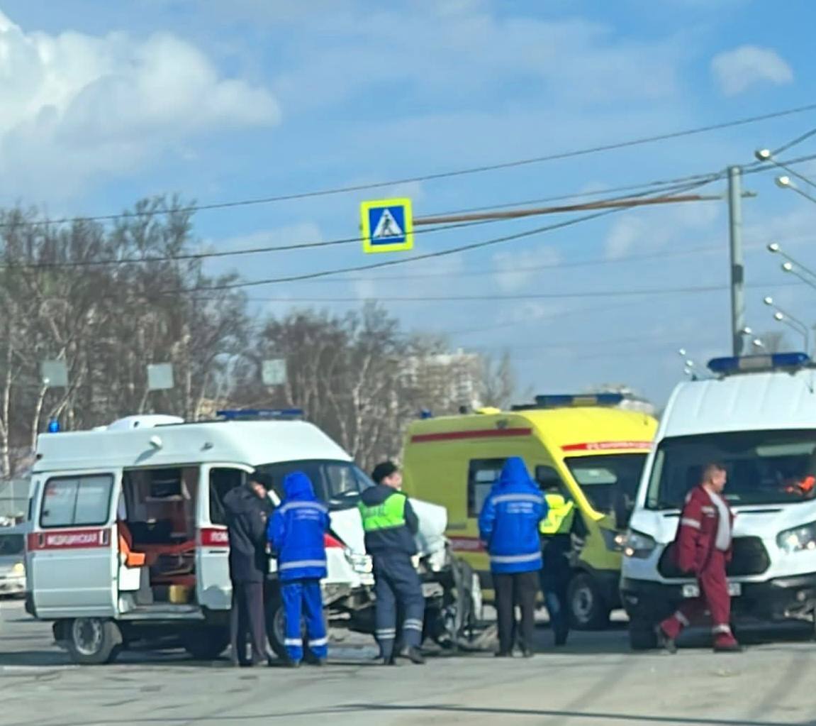 На Сахалине карета скорой столкнулась с автобусом: пострадали несколько человек 