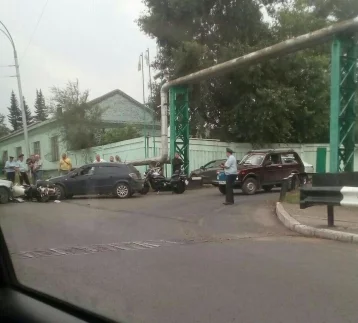 Фото: Очевидец: столкнувшийся с двумя автомобилями в Кемерове мотоциклист остался в живых 1