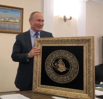 Фото: Владимиру Путину вручили персональный знак правителя  1