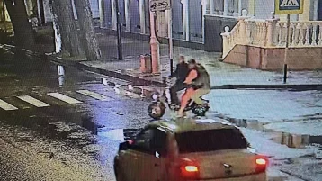 Фото: В Анапе 3 девушки на электровелосипеде столкнулись с автомобилем 1